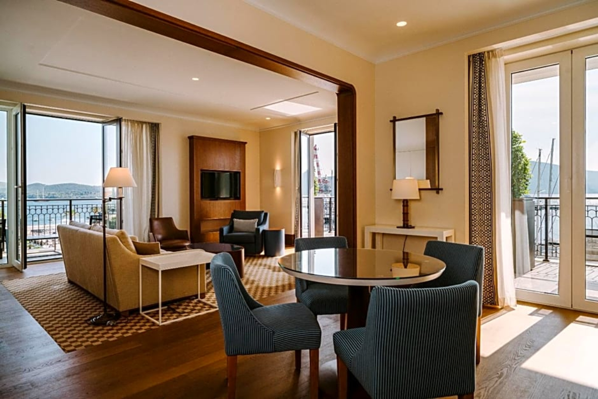 Hotel Regent Porto Montenegro dnevni boravak apartmana.jpg