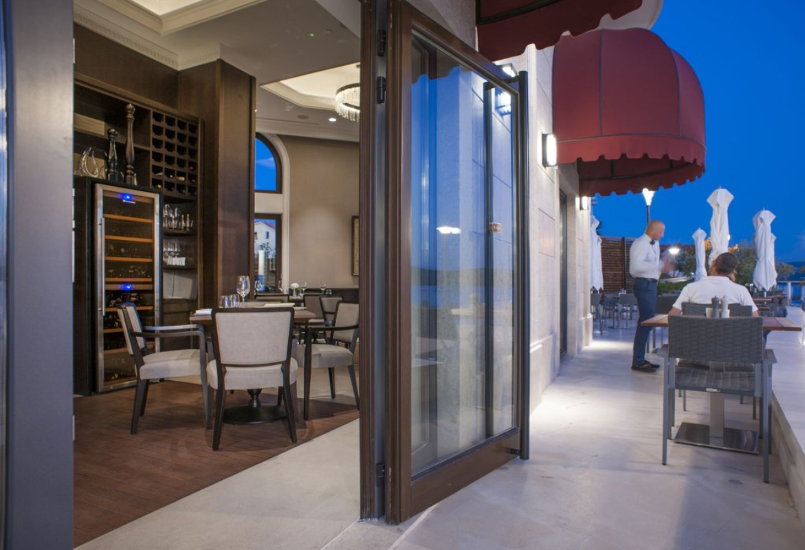 Boutique hotel La Roche bar.jpg