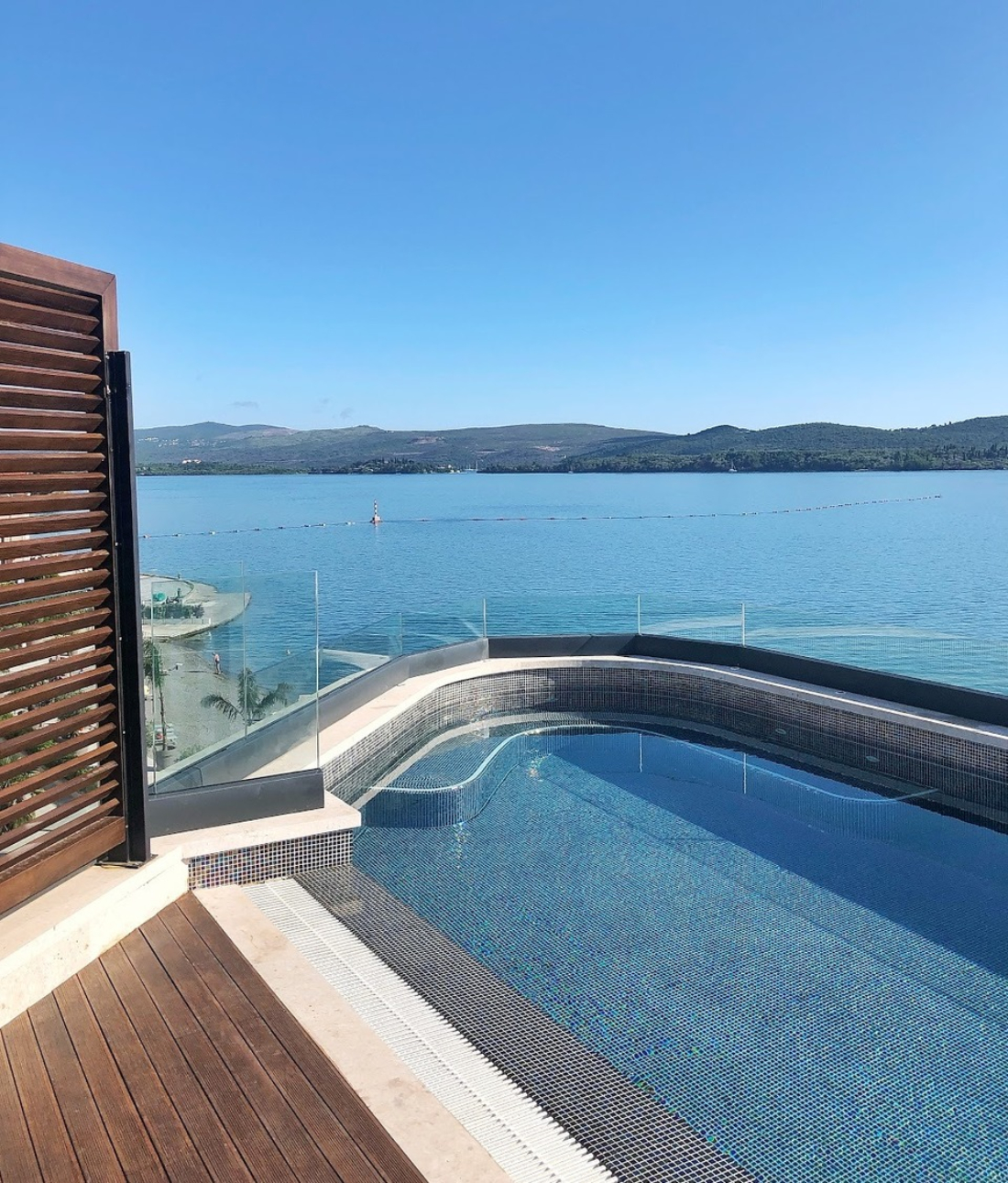 Boutique hotel La Roche bazen na krovu.jpg