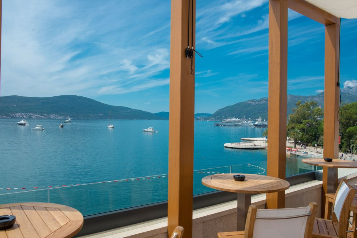Boutique hotel La Roche bašta sa pogledom na more.jpg