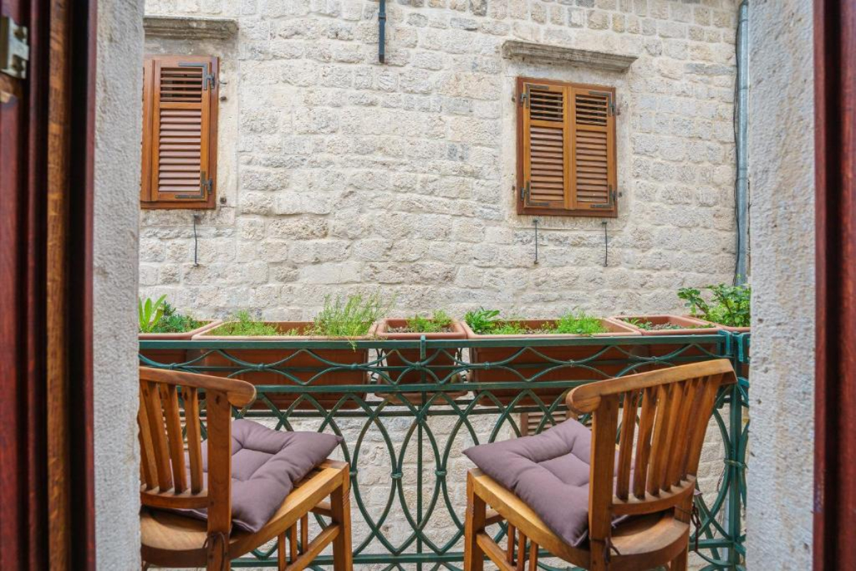 Apartments Wine House Old Town balkon.jpg