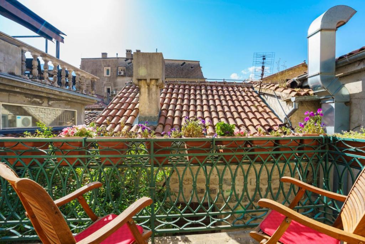 Apartments Wine House Old Town izgled balkona.jpg