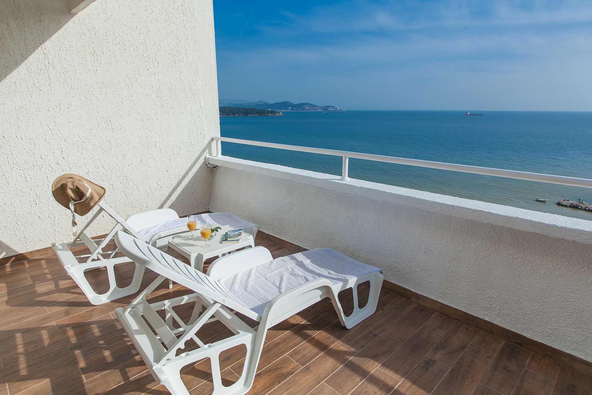 Hotel Sato balkon sa pogledom na more.jpg