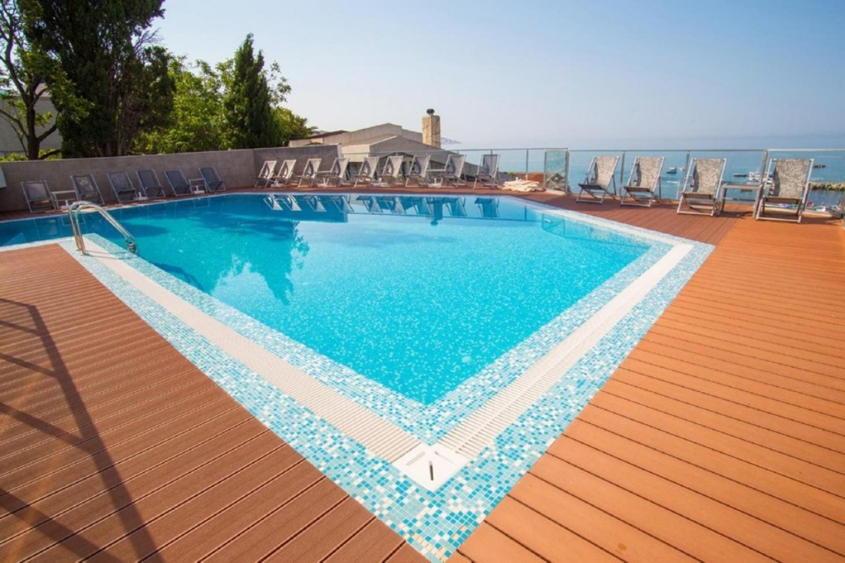 Hotel Sato bazen.jpg