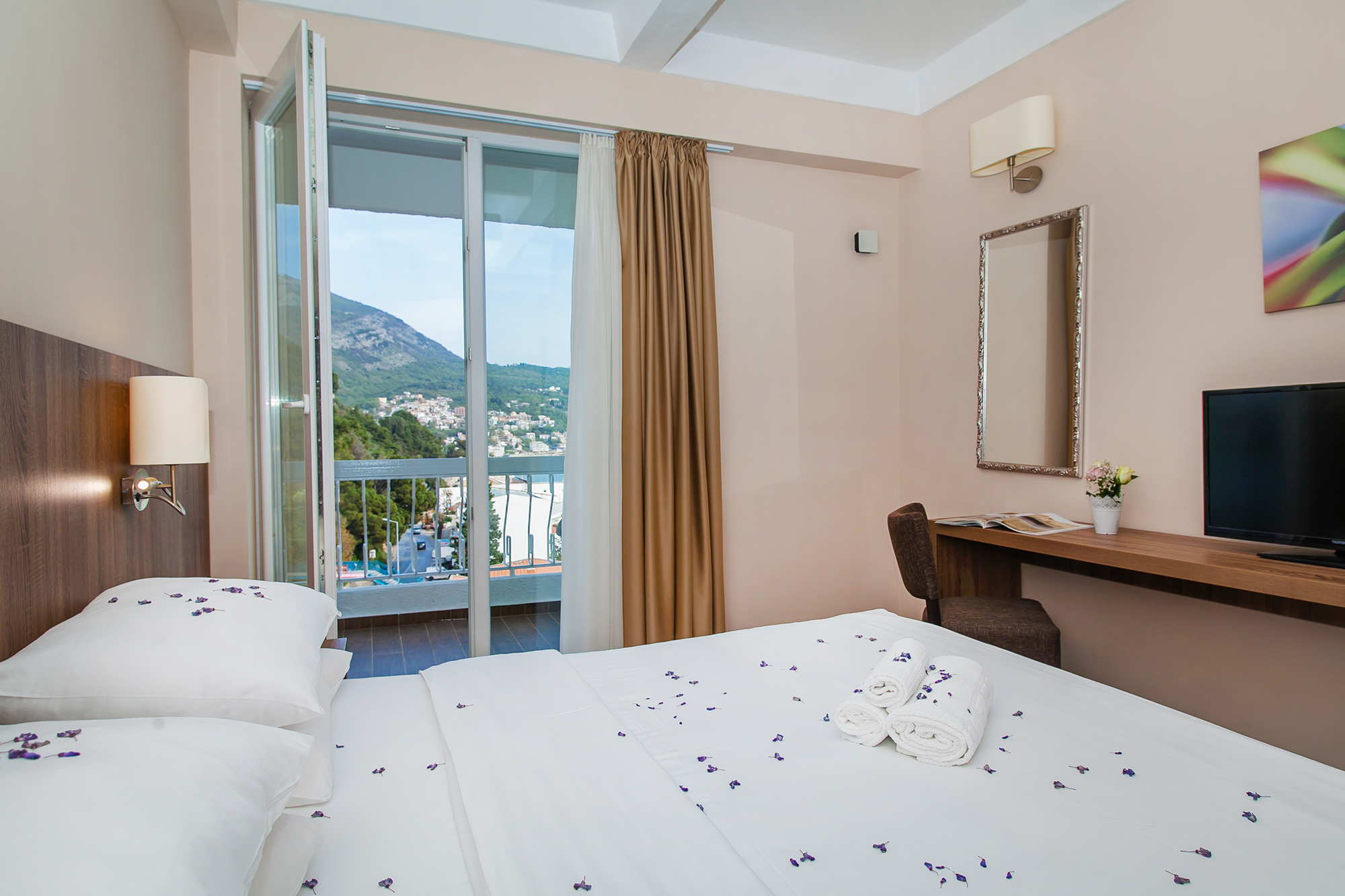 Hotel Sato spavaća soba apartmana.jpg
