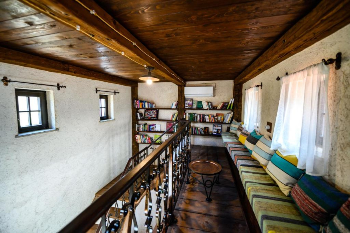 Stara Čaršija Hotel & Spa biblioteka.jpg