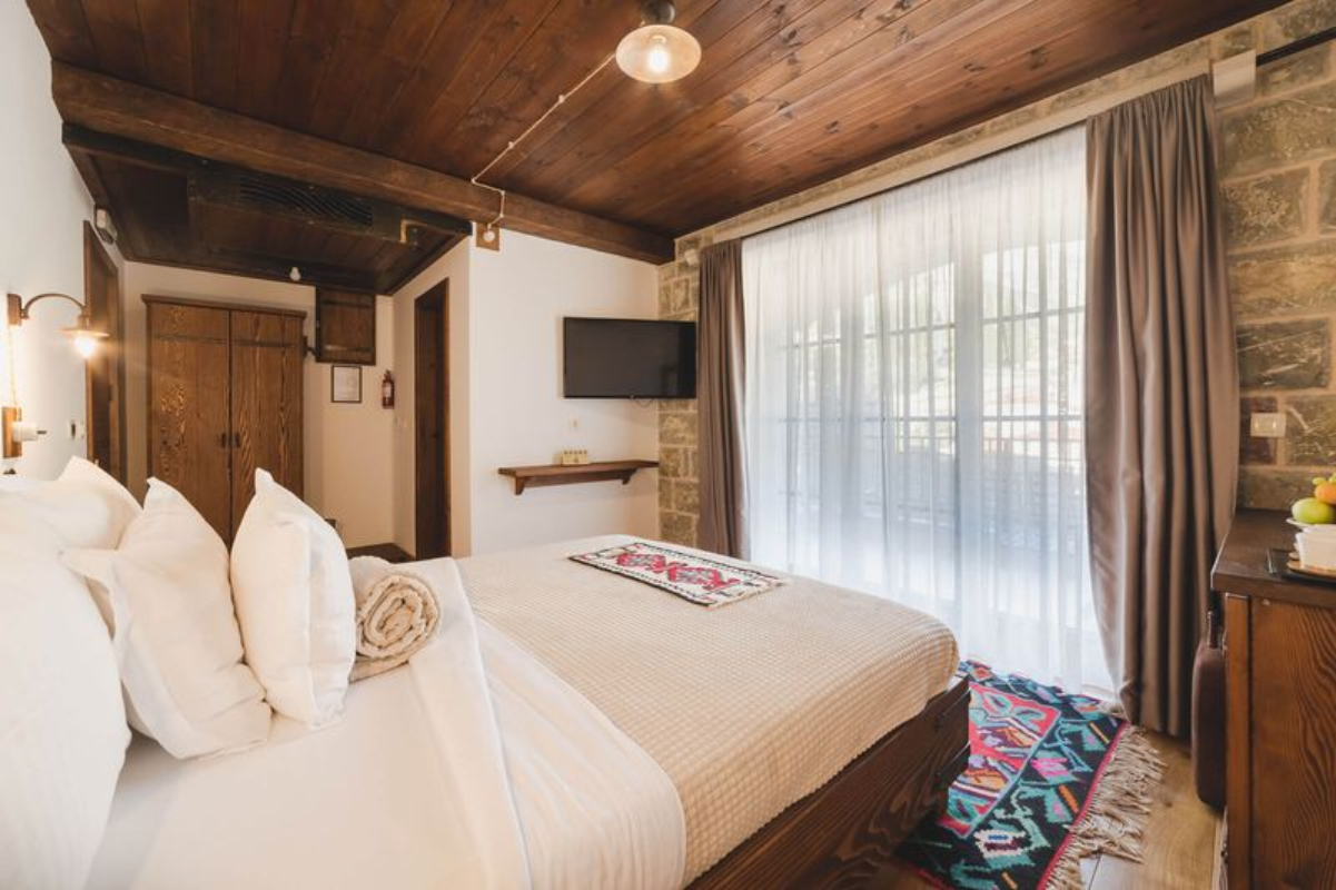 Stara Čaršija Hotel & Spa deluxe dvokrevetna soba.jpg