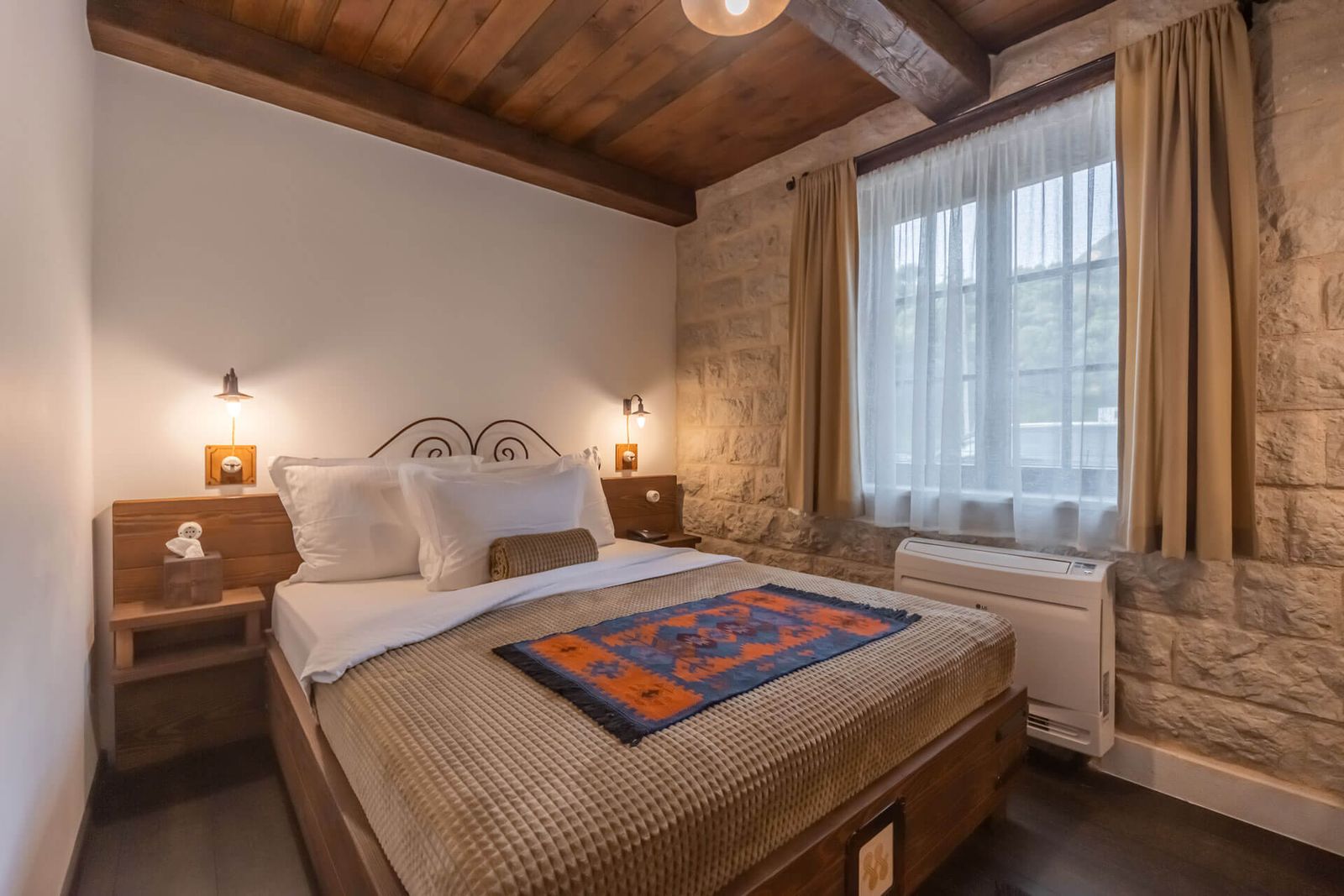 Stara Čaršija Hotel & Spa spavaća soba deluxe apartmana.jpg
