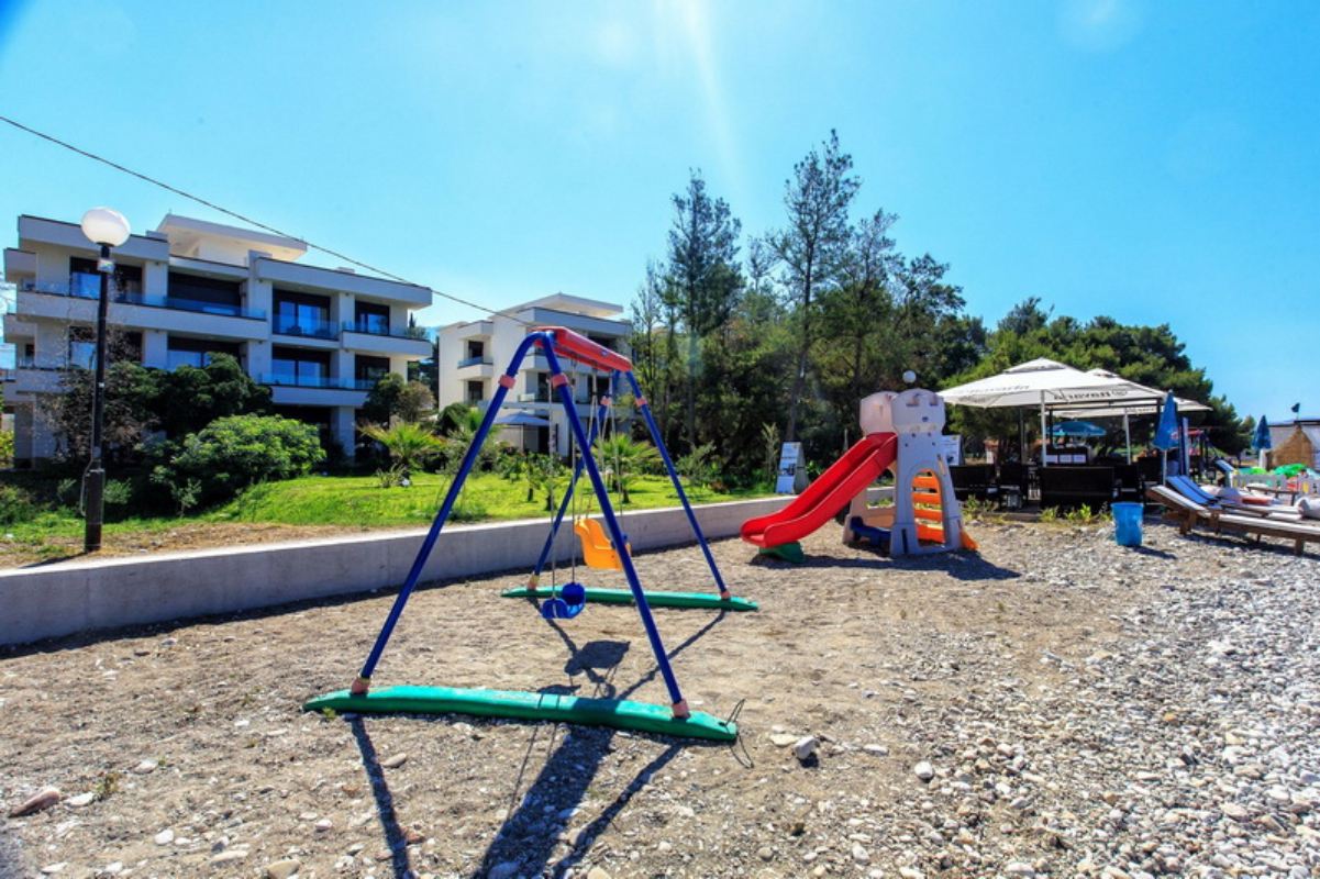 Apartments Kuće Lekovića dečiji mobilijar na plaži.jpg