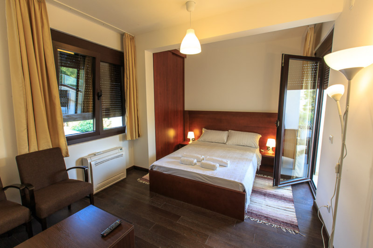 Apartments Kuće Lekovića izgled dvokrevetne sobe.jpg