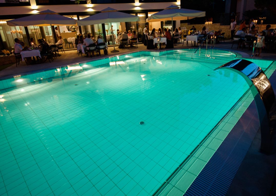 Hotel Arupinum-Bazen nocu.jpg