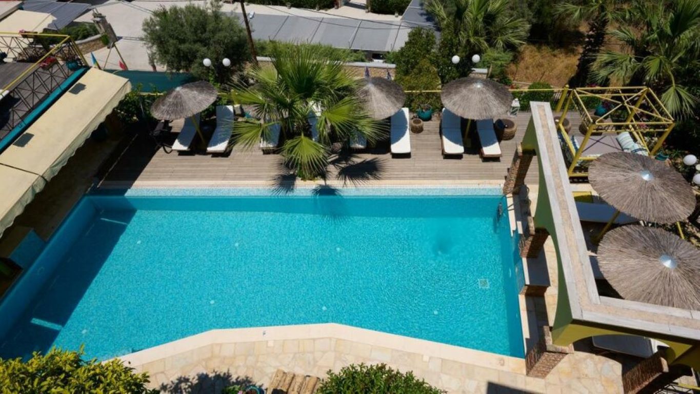 Hotel Kastro Maistro-Bazen na otvorenom.jpg