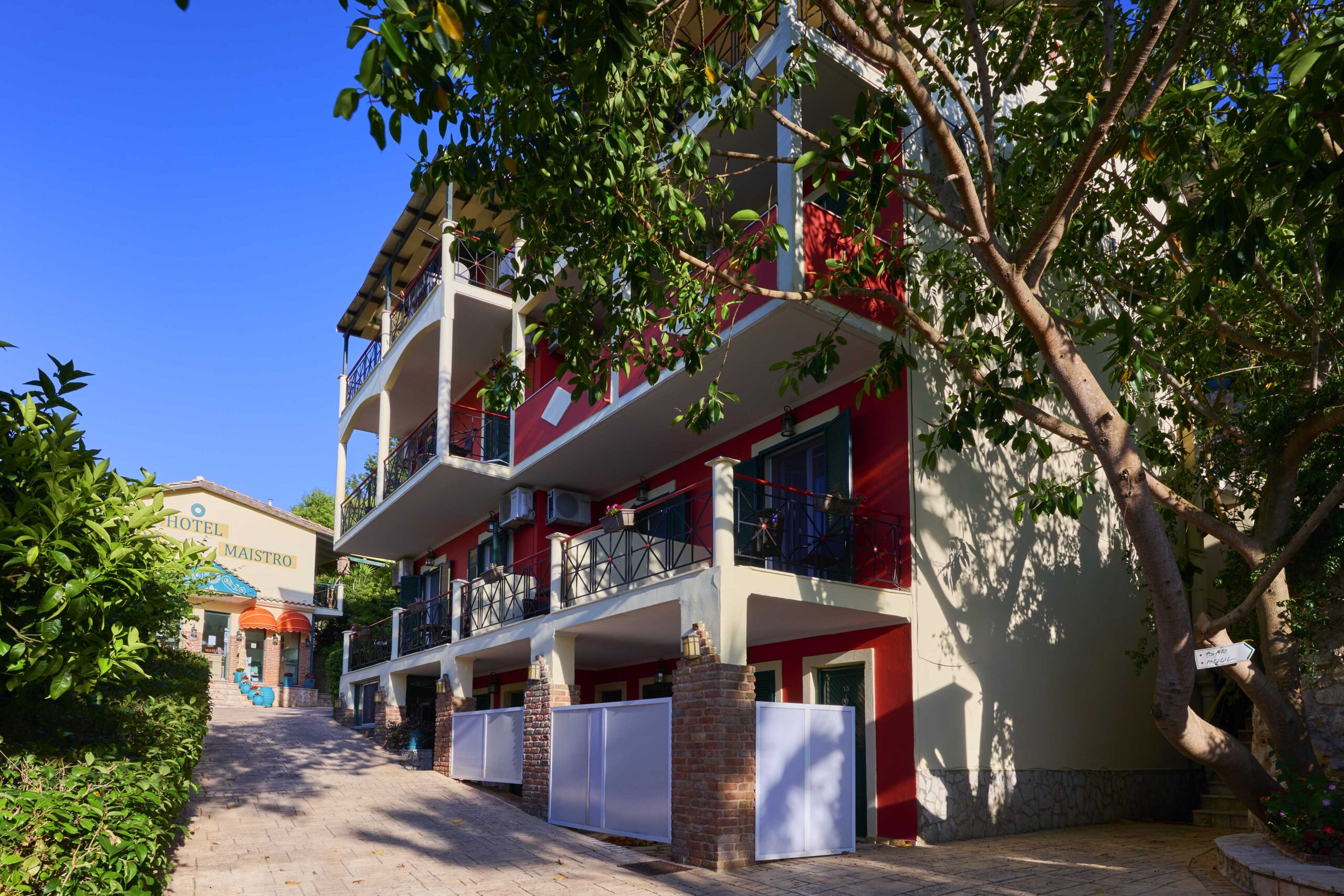 Kastro Maistro Hotel-Zgrada hotela.jpg