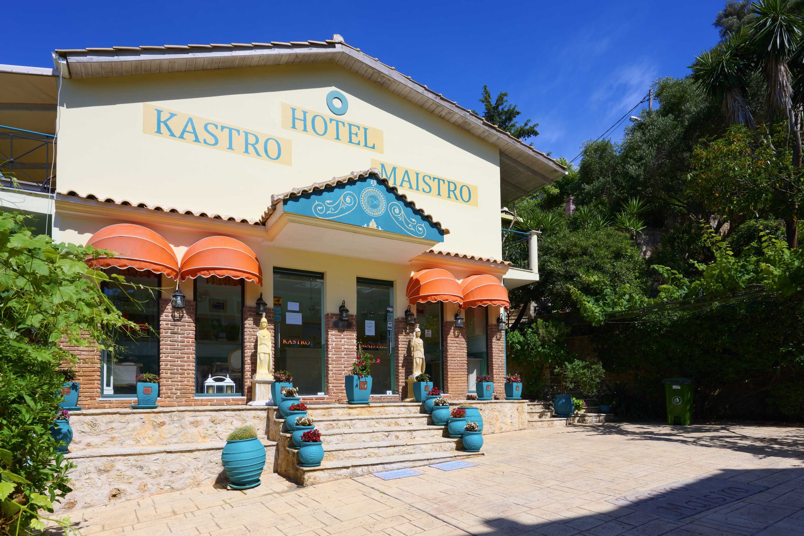 Kastro Maistro-Ulaz u hotel.jpg