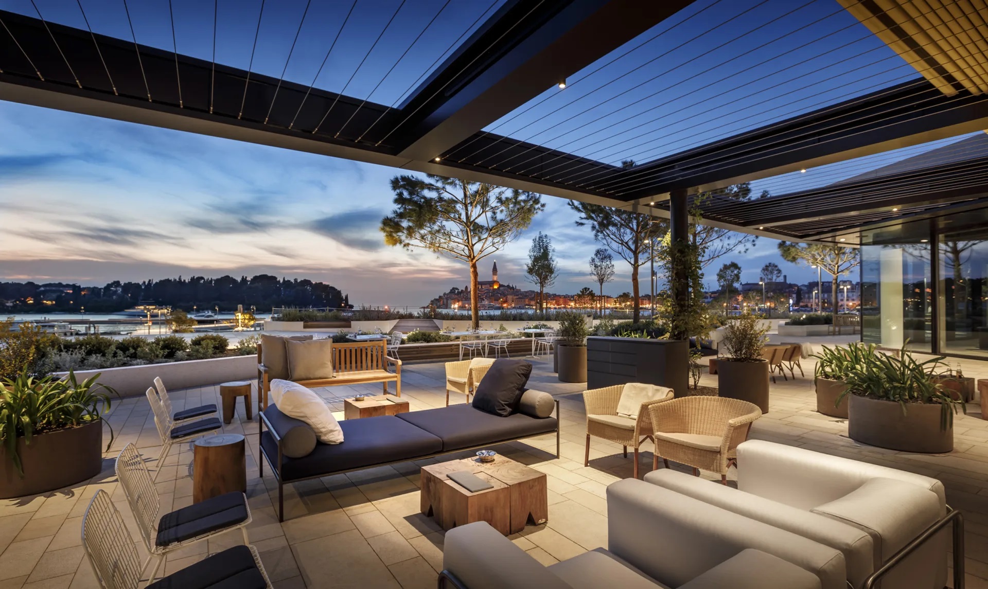 Grand Park Hotel Rovinj-Bar pored bazena.jpg