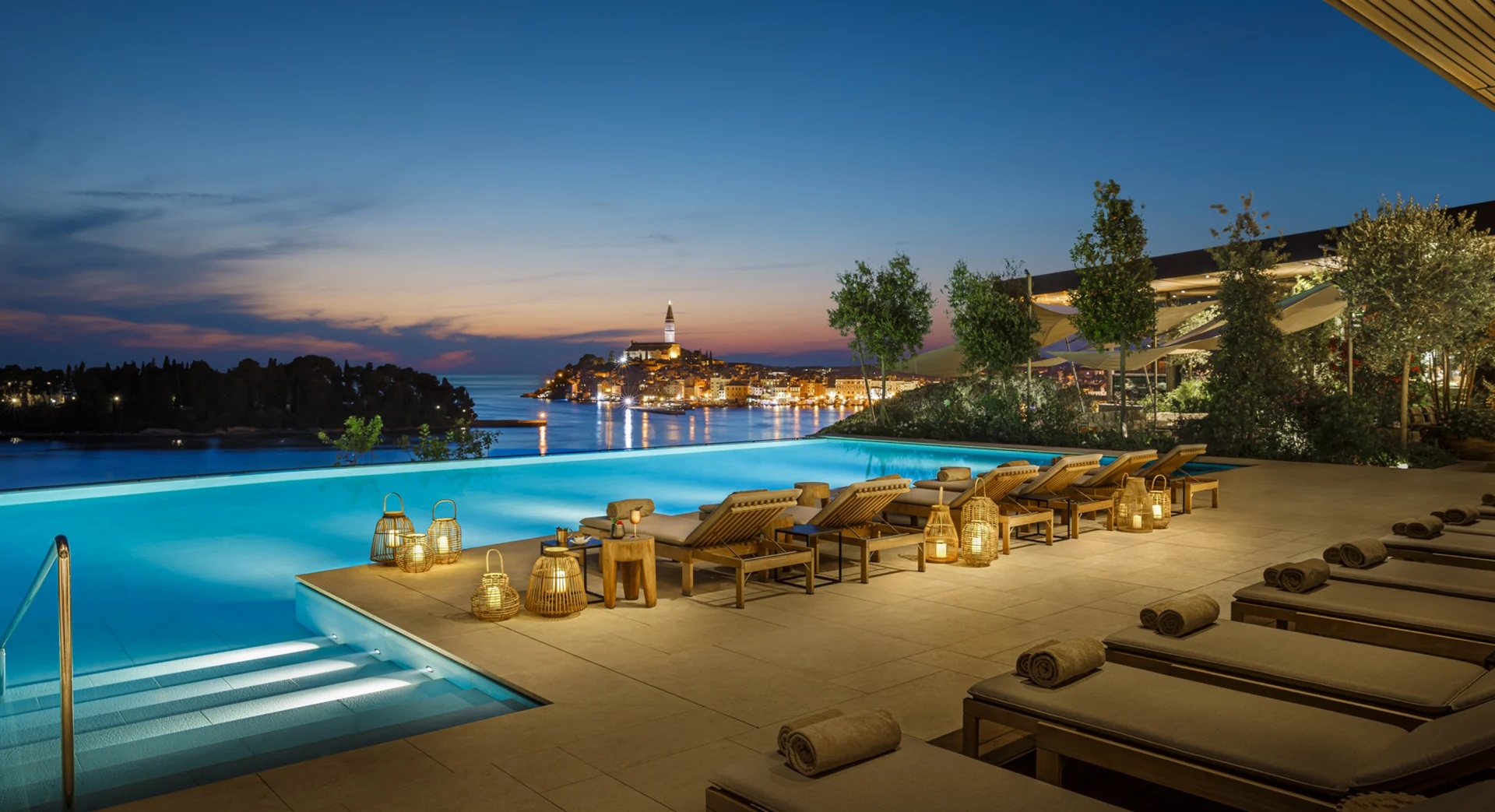Grand Park Hotel Rovinj-Bazen nocu.jpg
