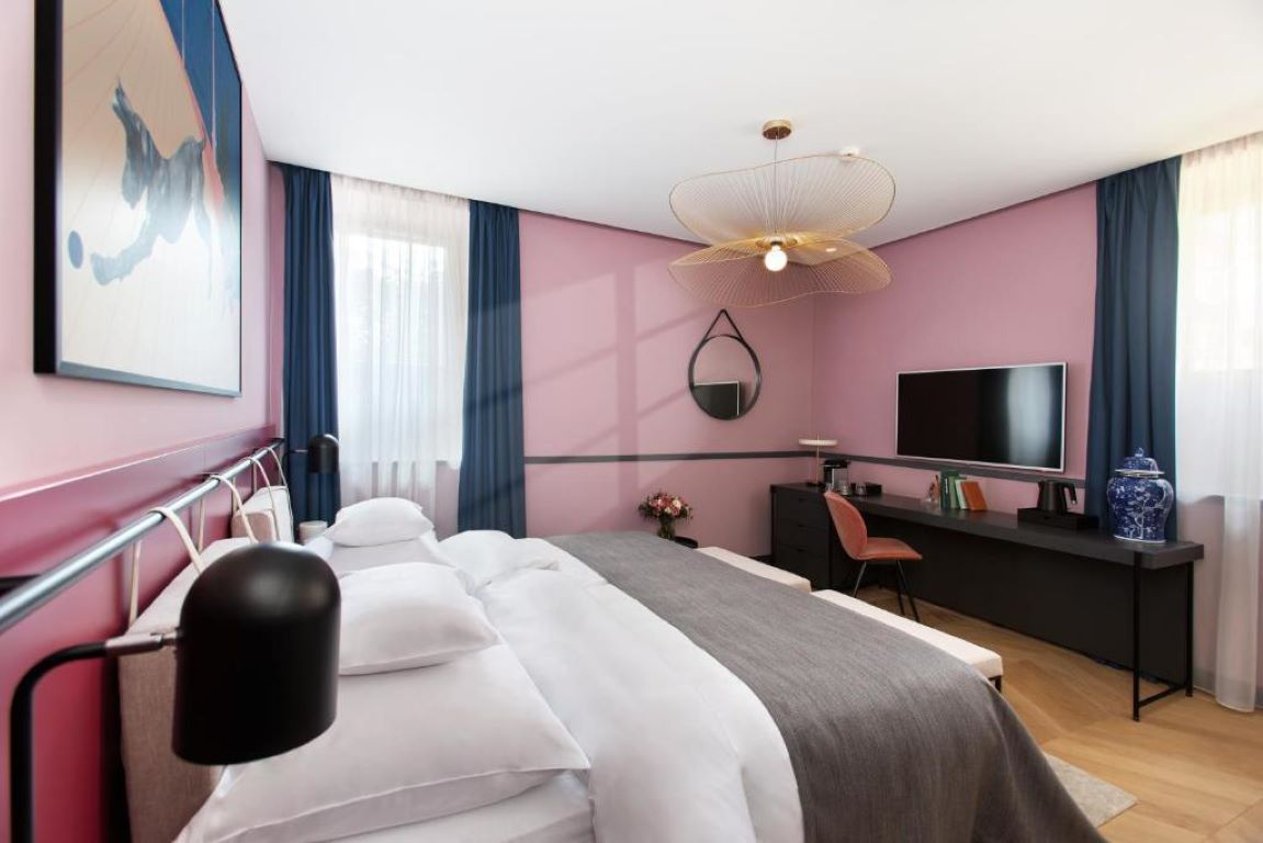 alice hotel- deluxe room.jpg