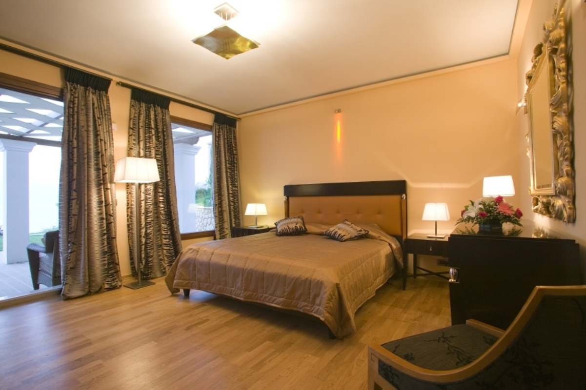 Hotel Regina Dell' Acqua precednički apartman spavaća soba.jpg