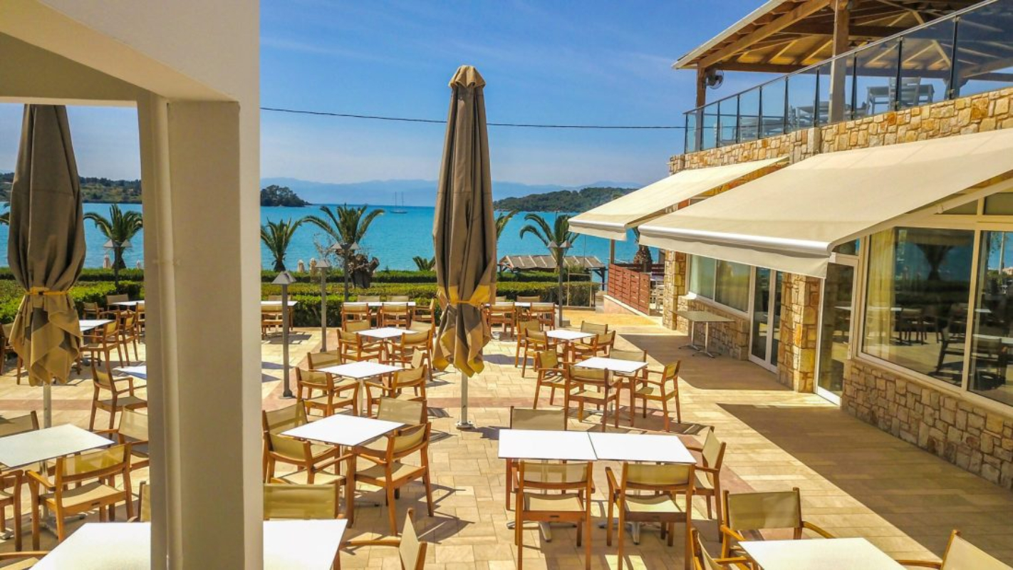 Hotel Nautica Bay bar.jpg