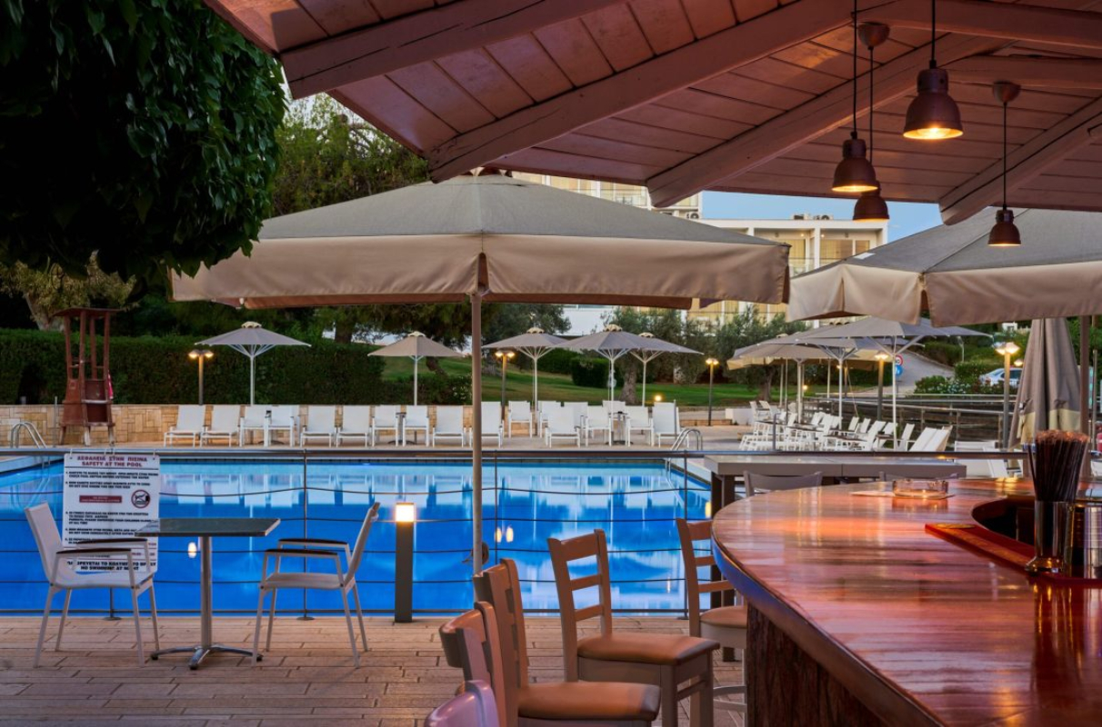 Hotel Nautica Bay izgled bara.jpg