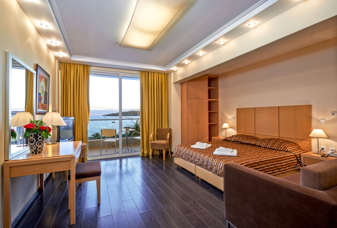 Hotel Nautica Bay spavaća soba apartmana.jpg