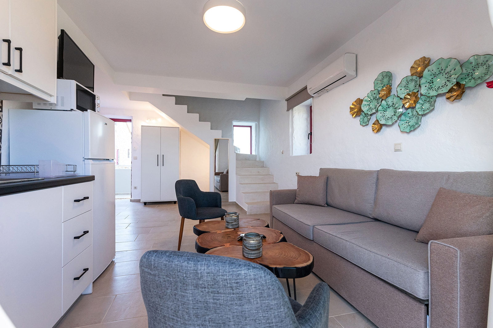 Hotel Abeloessa Methonian Hospitality apartman sa stepenicama.jpg