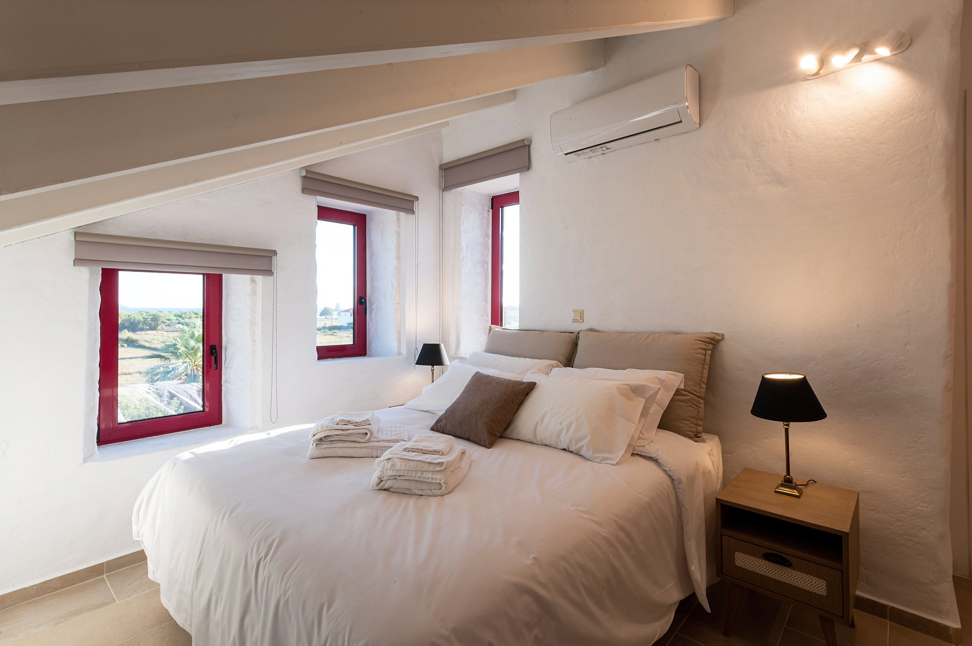 Hotel Abeloessa Methonian Hospitality spavaća soba apartmana sa stepenicama.jpg