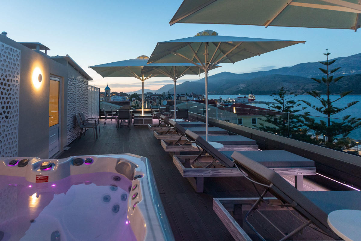 Mouikis hotel bašta na krovu.jpg