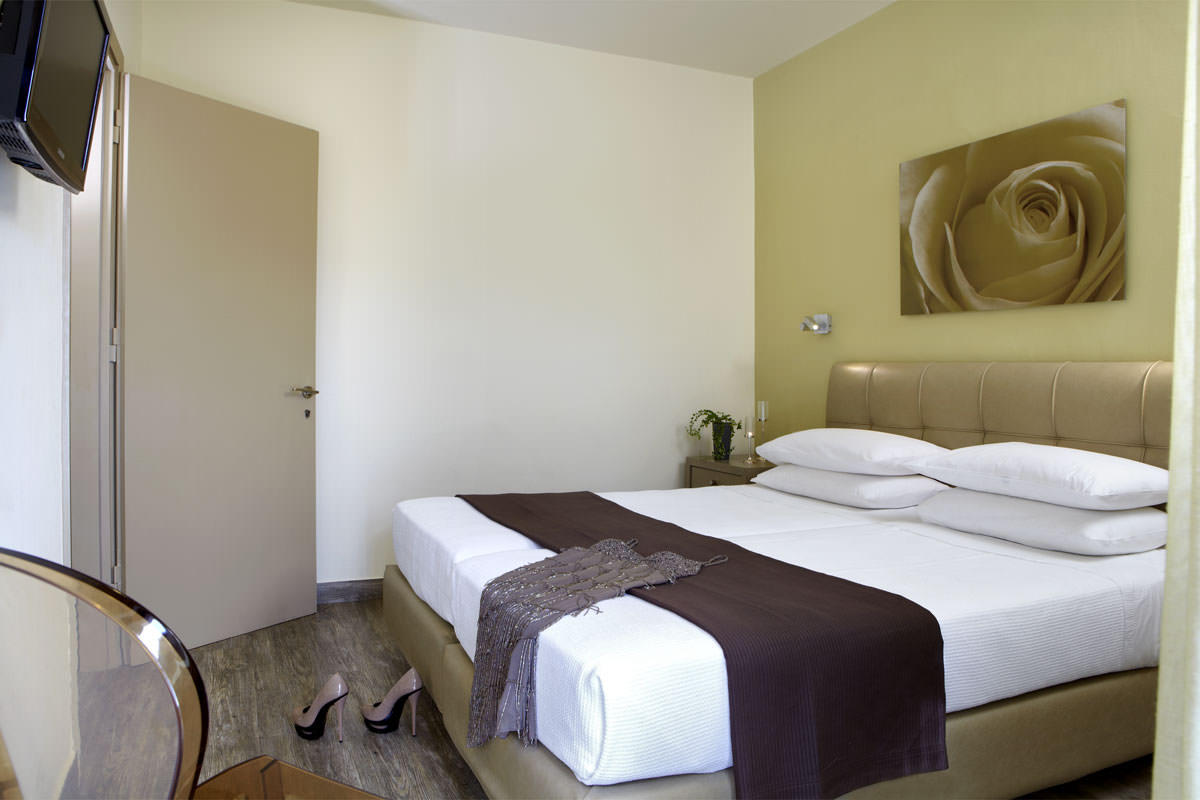 Mouikis hotel dvokrevetna soba.jpg