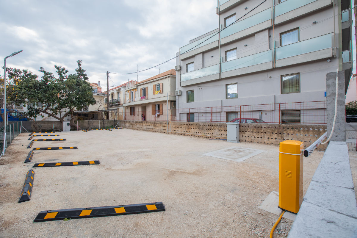 Mouikis hotel parking.jpg