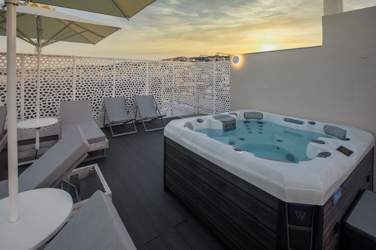 Mouikis hotel đakuzi na krovu.jpg