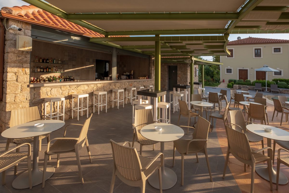 Hotel Imathoessa bar.jpg