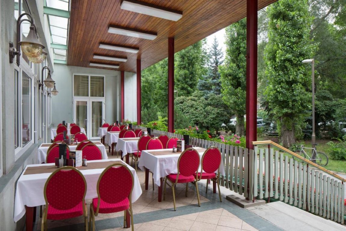 Benzur 4- terasa restorana.jpg