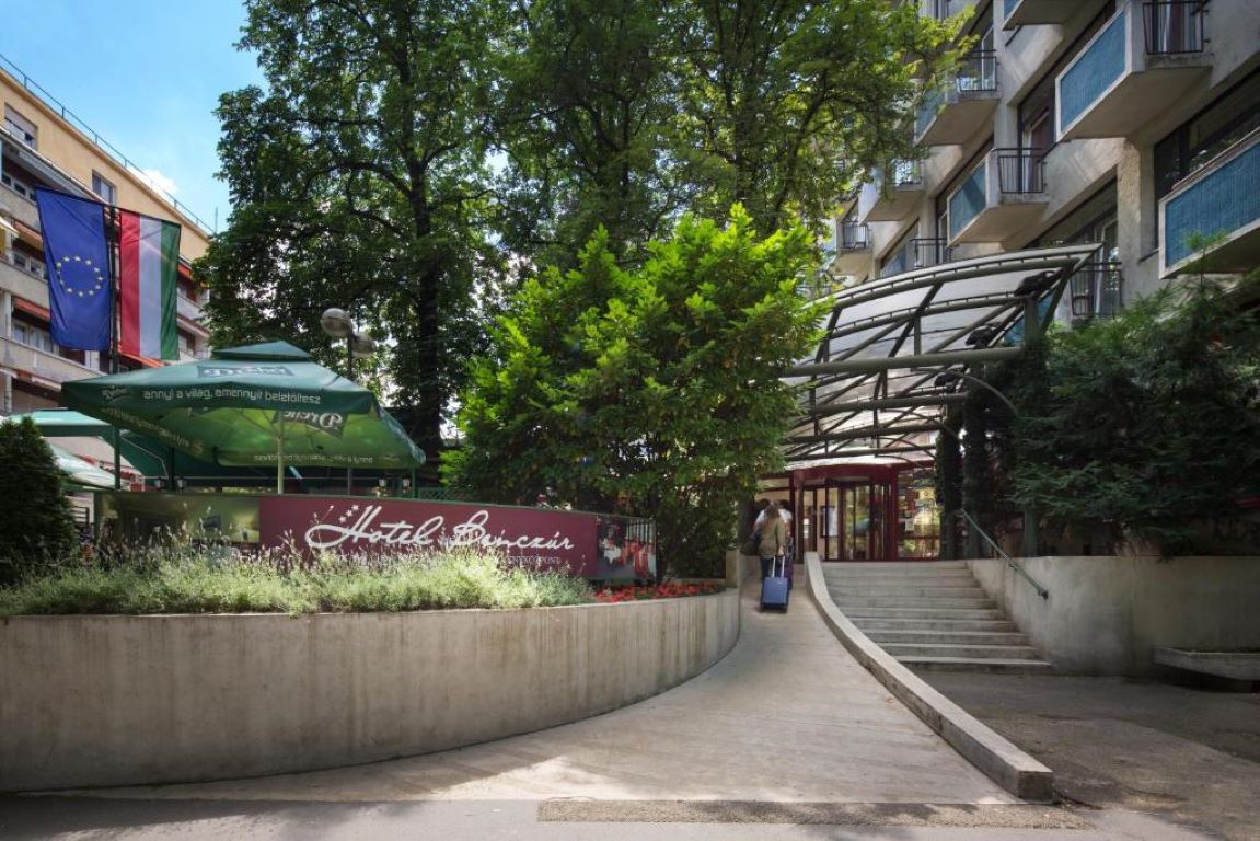 Benzur 4-ulaz u hotel.jpg