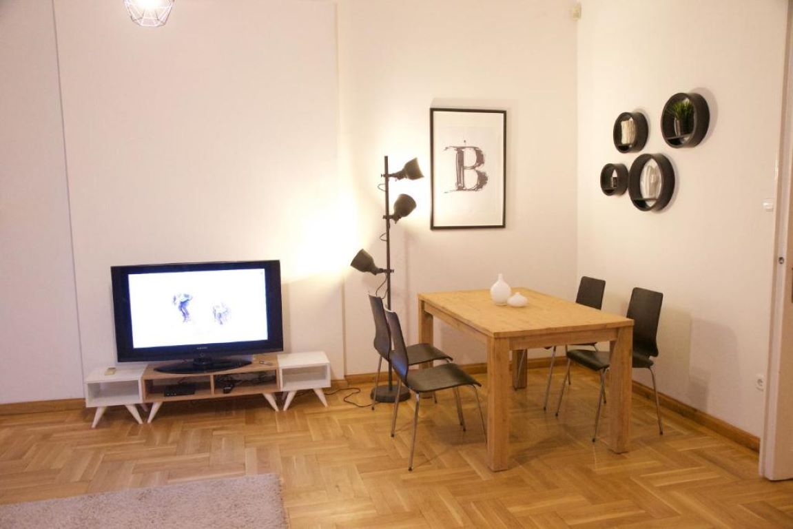 Five seasons apartment-trpezarijski sto.jpg