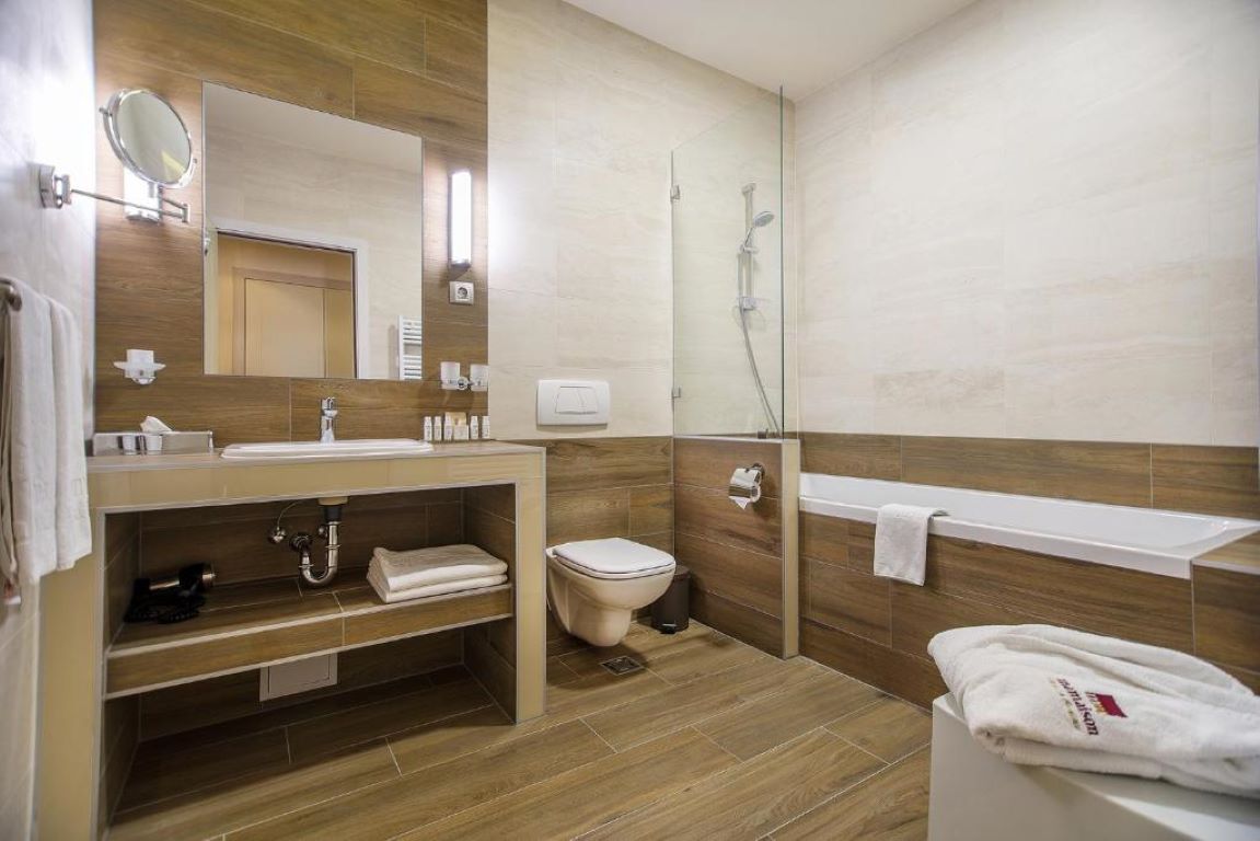 Mamaison hotel 4- kupatilo sa kadom.jpg