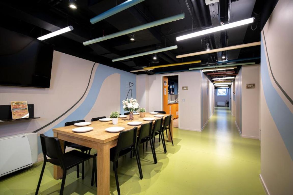 Maverick Urban Lodge- sto za ručavanje.jpg