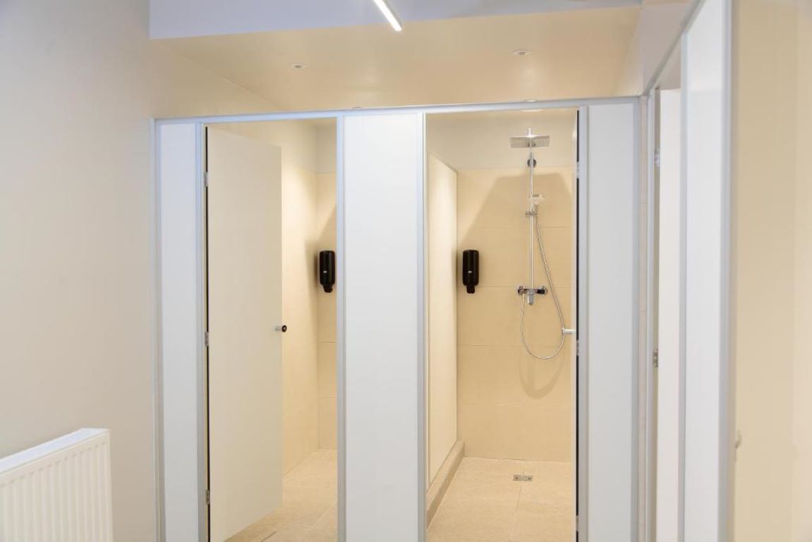 Maverick Urban Lodge- zajedničke tuš kabine.jpg