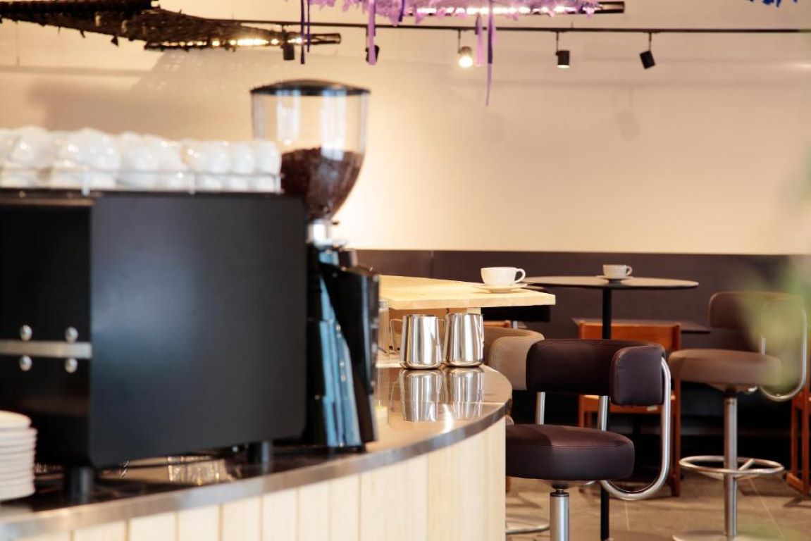 Maverick Urban Lodge-bar.jpg
