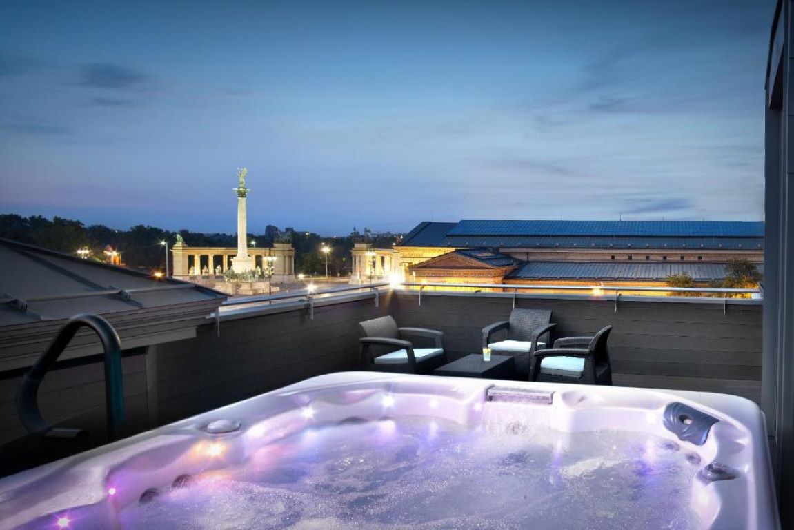 Mirage Medic hotel 4- jacuzzi.jpg
