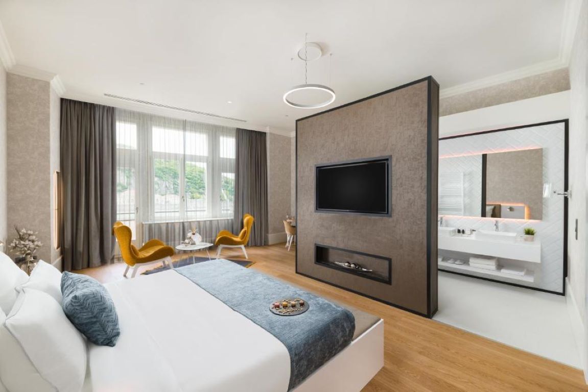 vision hotel-ambassador suite.jpg