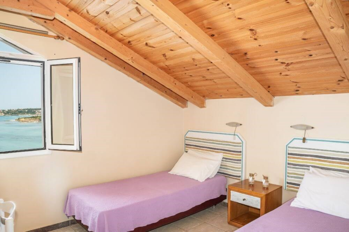 Bella Vista Sea View Apartments soba apartmana u potkrovlju.jpg
