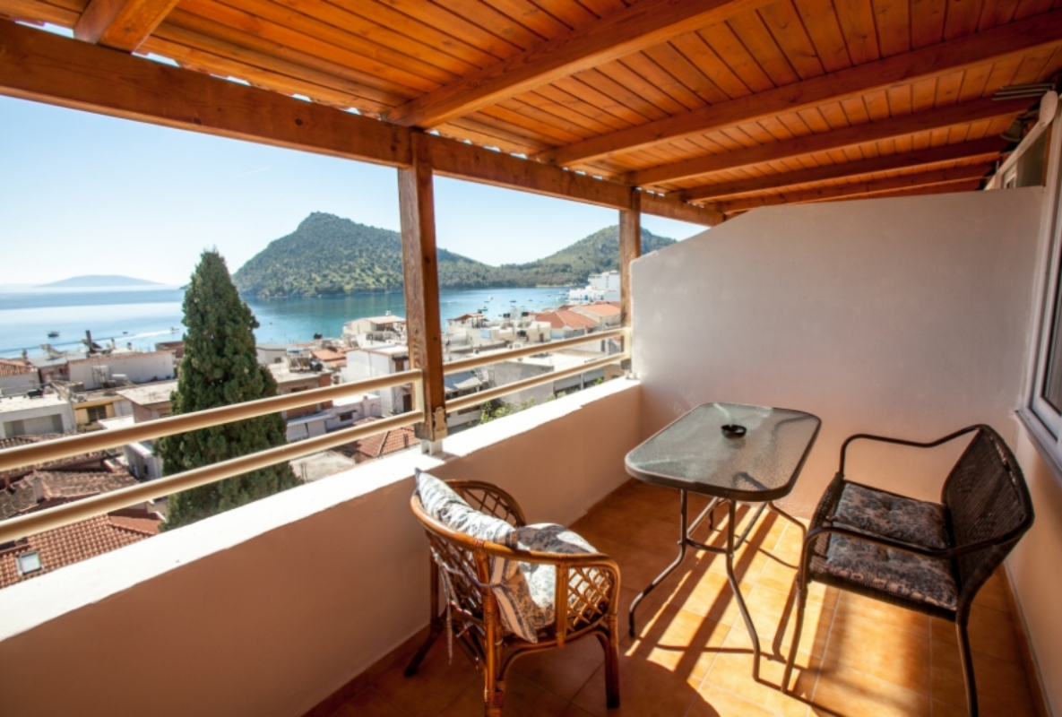 Hotel Thetis balkon sa pogledom na more.jpg