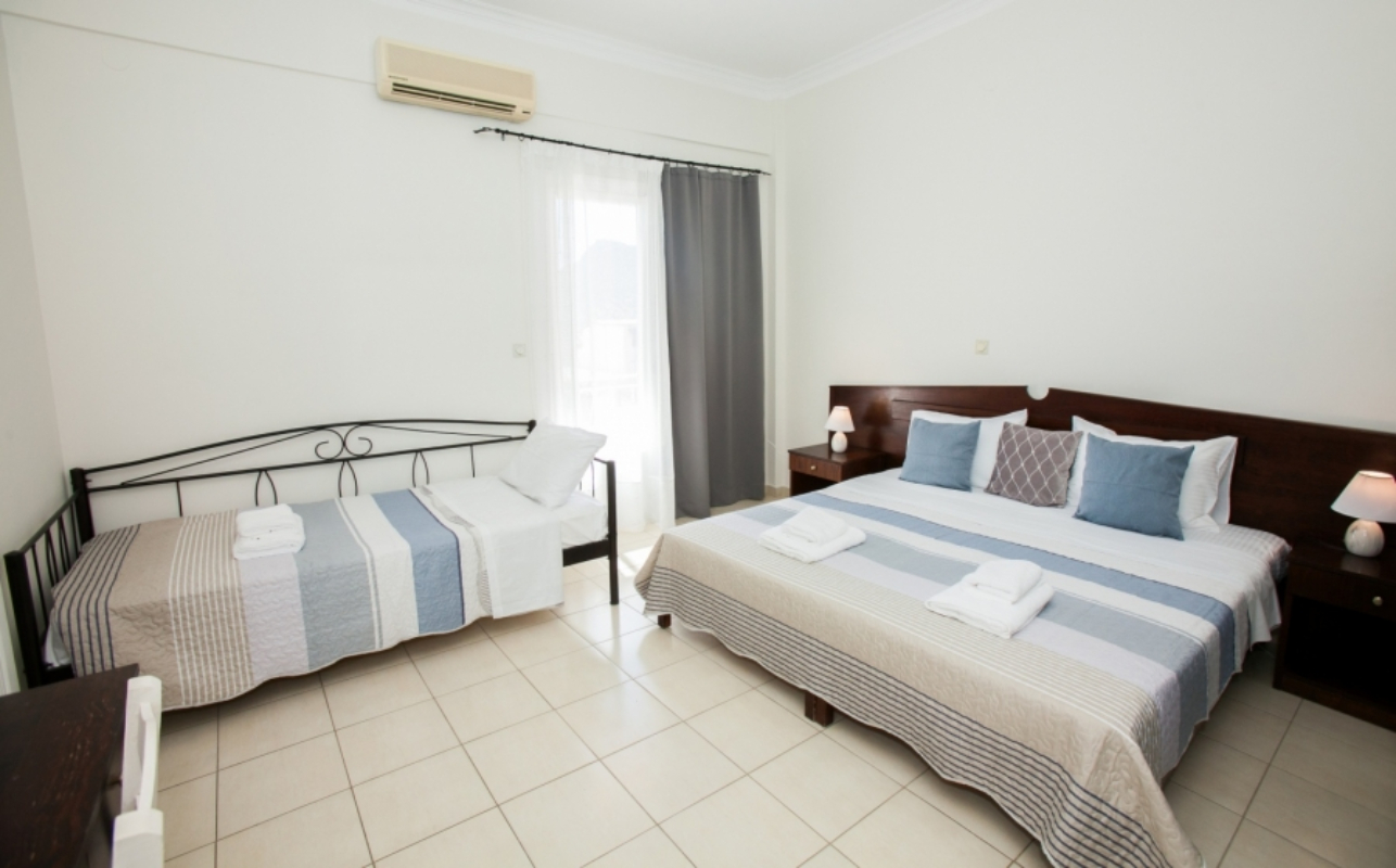 Hotel Thetis četvorokrevetna soba.jpg