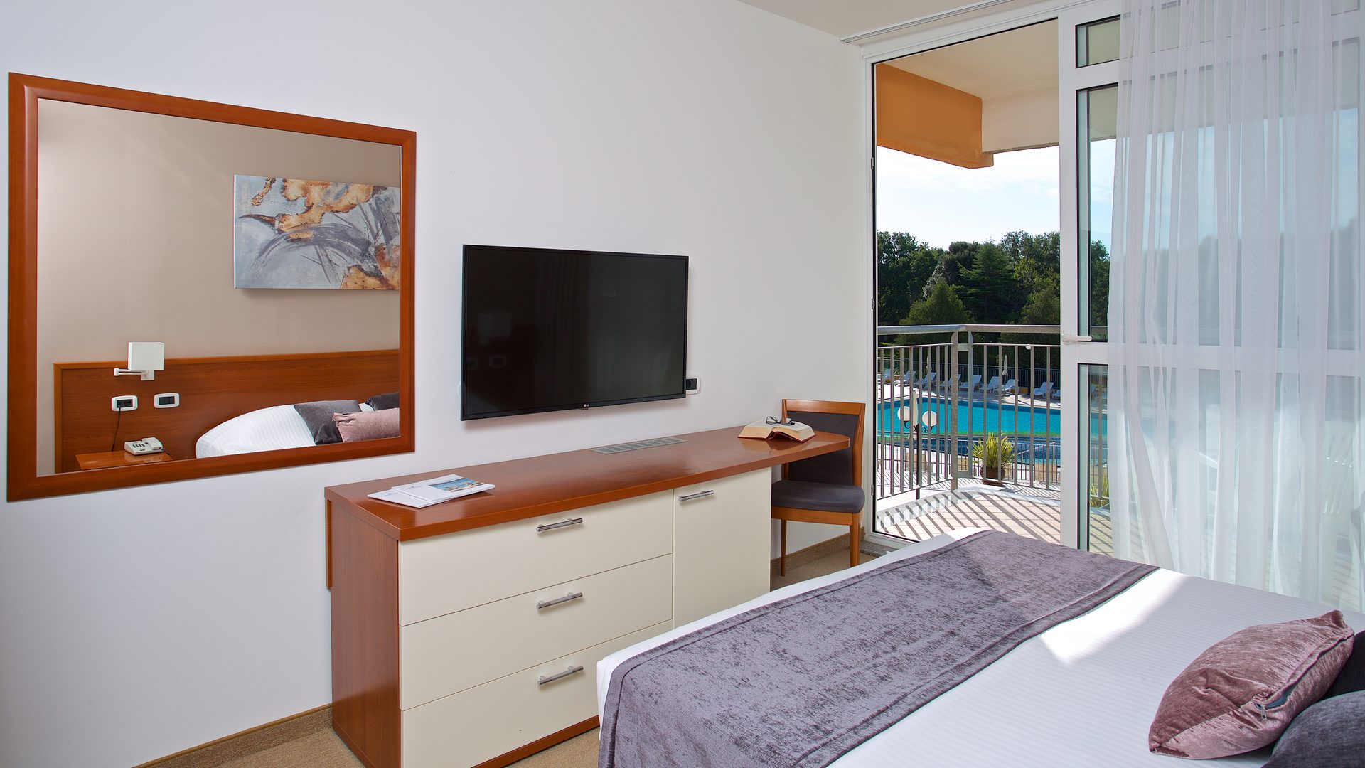 Arena Hotel Holiday-Porodicna soba pogled more.jpg