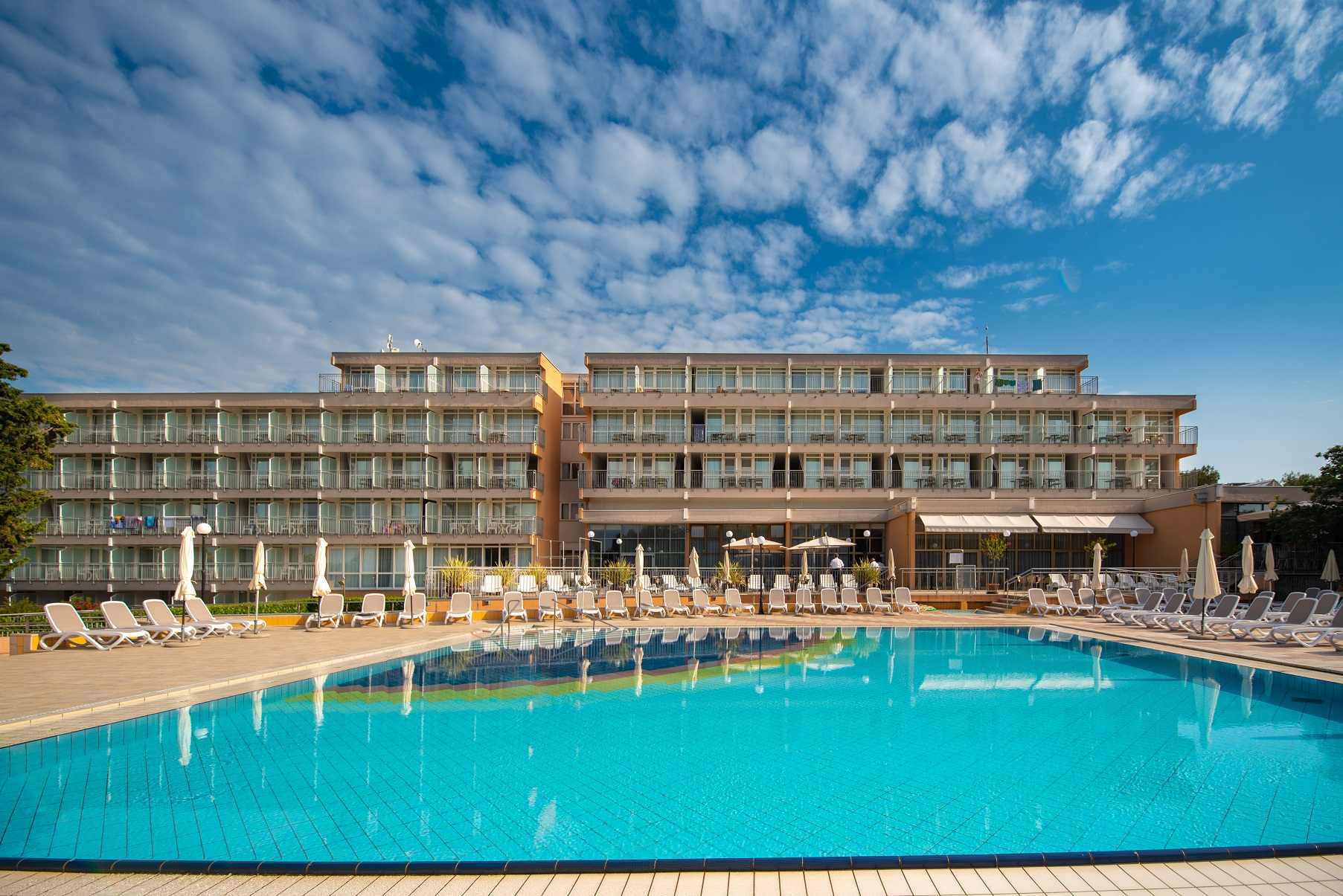 Arena Hotel Holiday-Spoljni izgled.jpg
