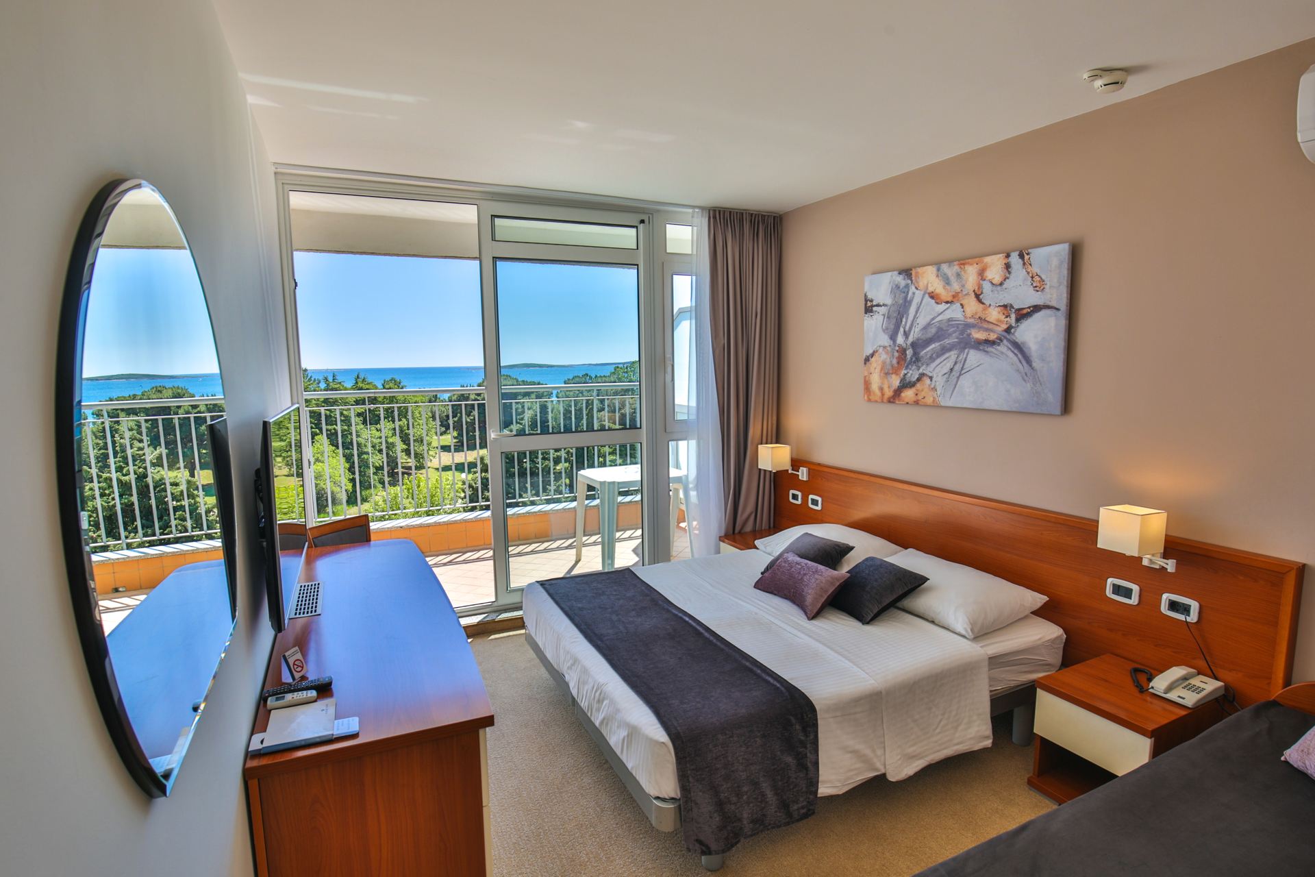 Arena Hotel Holiday-Standardna soba pogled more.jpg