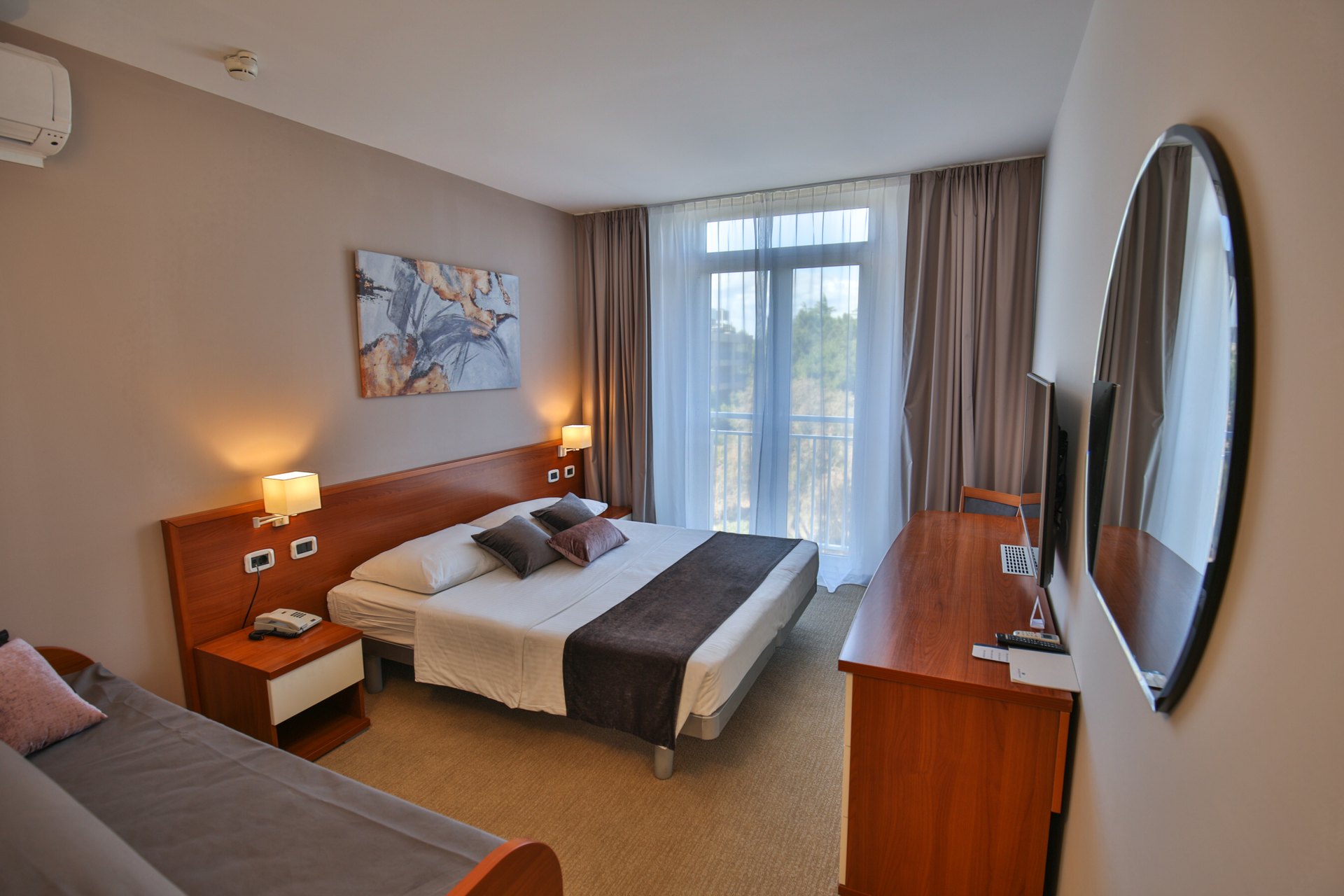 Arena Hotel Holiday-Standardna soba.jpg
