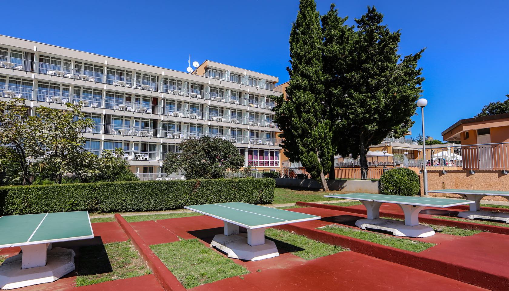 Arena Hotel Holiday-Stoni tenis.jpg