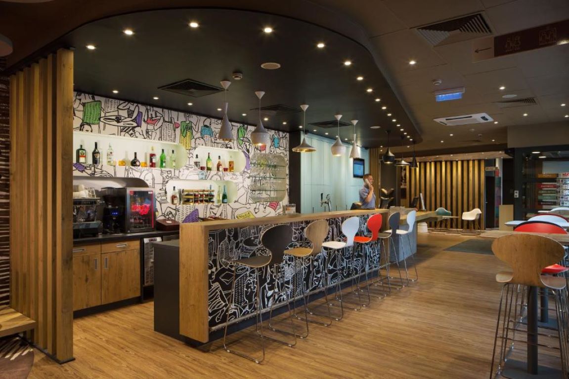 Ibis Heroes Square 3- bar.jpg